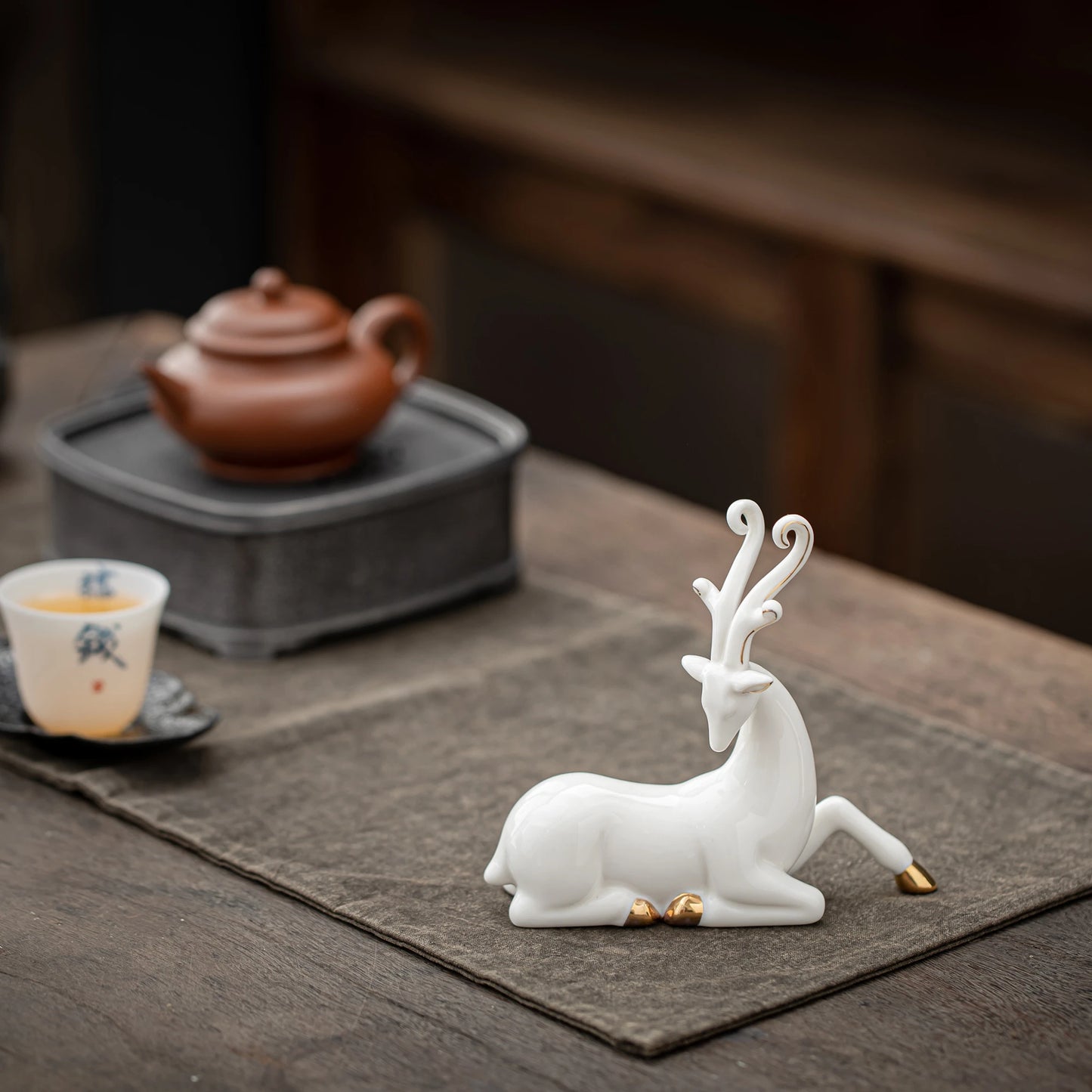 Elegant White Deer Teapets