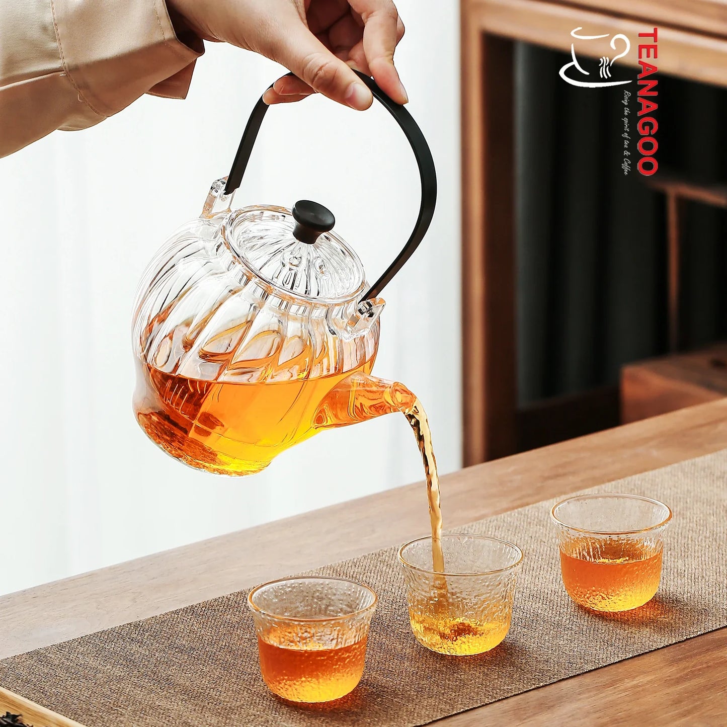 https://www.teanagoo.com/cdn/shop/products/540ml_Pyrex_teapot_with_glass_infuser_safe_on_stovetop_-2.webp?v=1676864822&width=1445